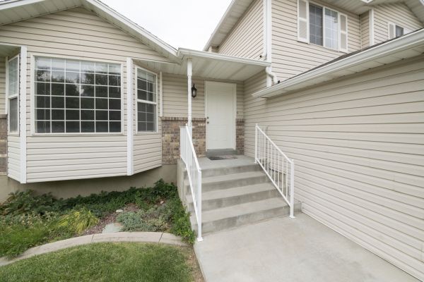 Cost of White Vinyl Siding Replacement in Milwaukee